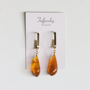 TEAR-DROP RESIN HOOP EARRINGS.