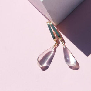 TEAR-DROP RESIN HOOP EARRINGS.