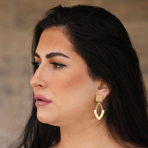 THE DIAMOND-SHAPE EARRINGS.