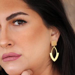 THE DIAMOND-SHAPE EARRINGS.