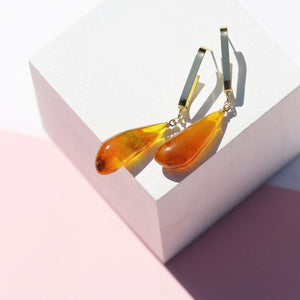 TEAR-DROP RESIN HOOP EARRINGS.