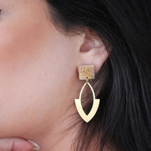 THE DIAMOND-SHAPE EARRINGS.