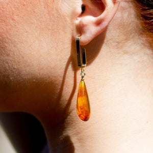 TEAR-DROP RESIN HOOP EARRINGS.