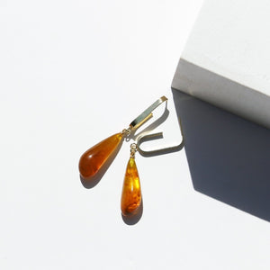 TEAR-DROP RESIN HOOP EARRINGS.