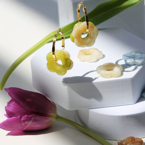 FLORAL RESIN HOOP EARRINGS
