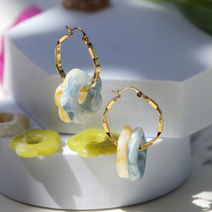 FLORAL RESIN HOOP EARRINGS