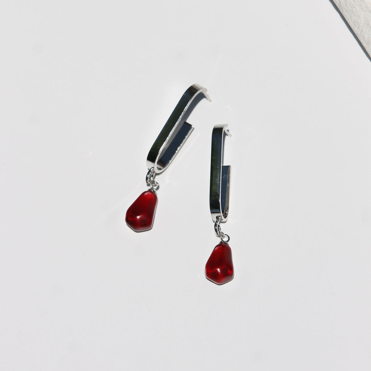 MONO-POMEGRANATE SILVER L-SHAPE HOOP EARRINGS