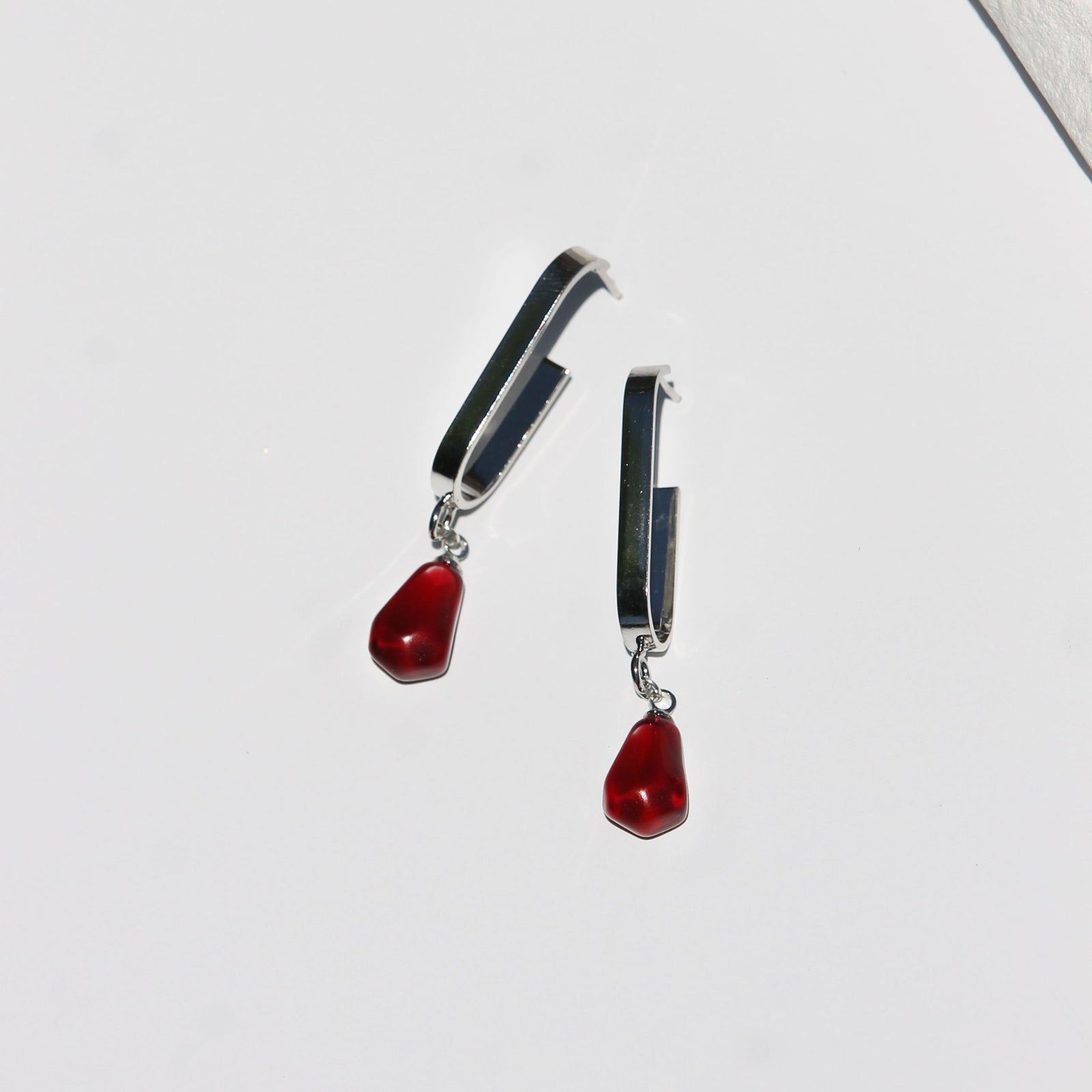 MONO-POMEGRANATE SILVER L-SHAPE HOOP EARRINGS