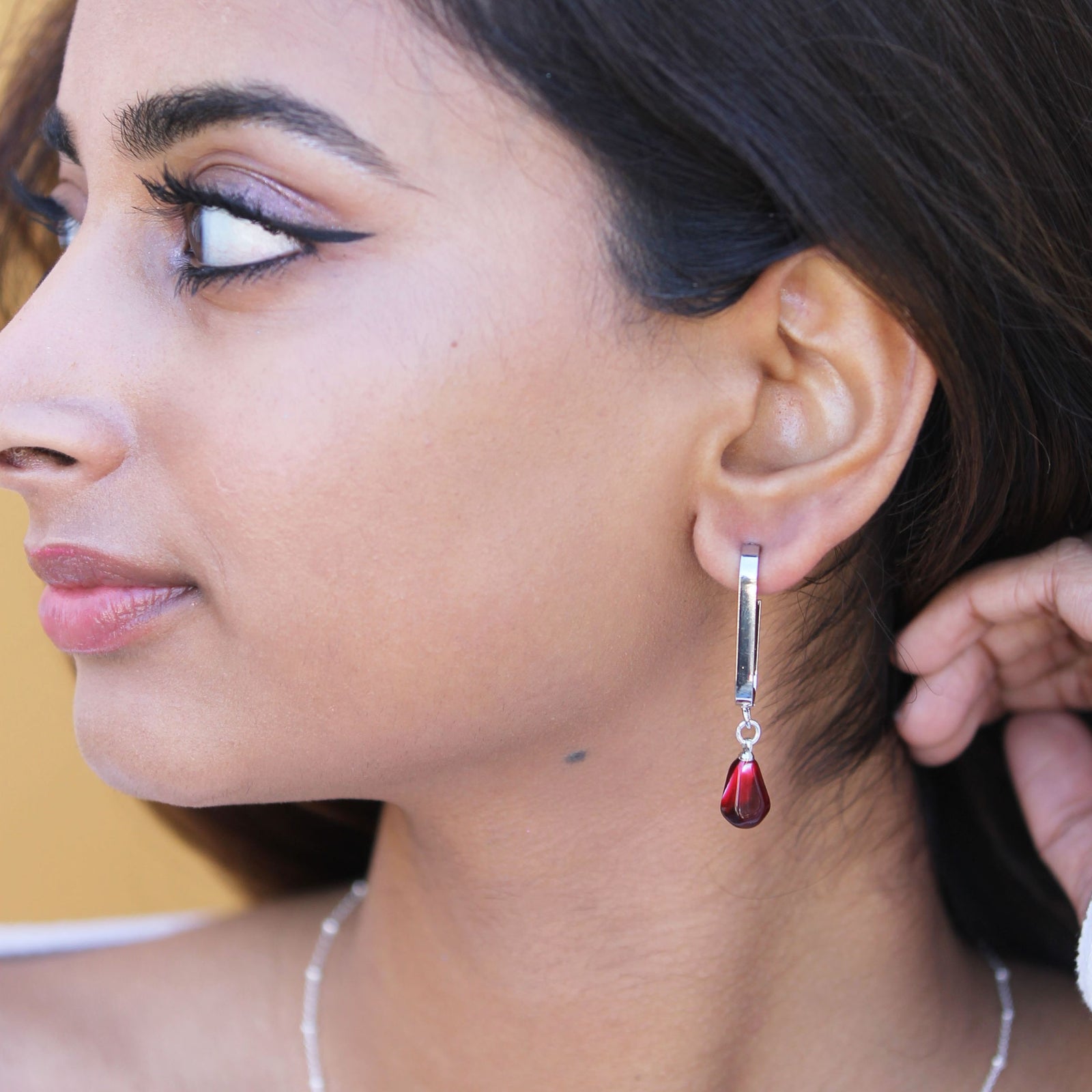 MONO-POMEGRANATE SILVER L-SHAPE HOOP EARRINGS