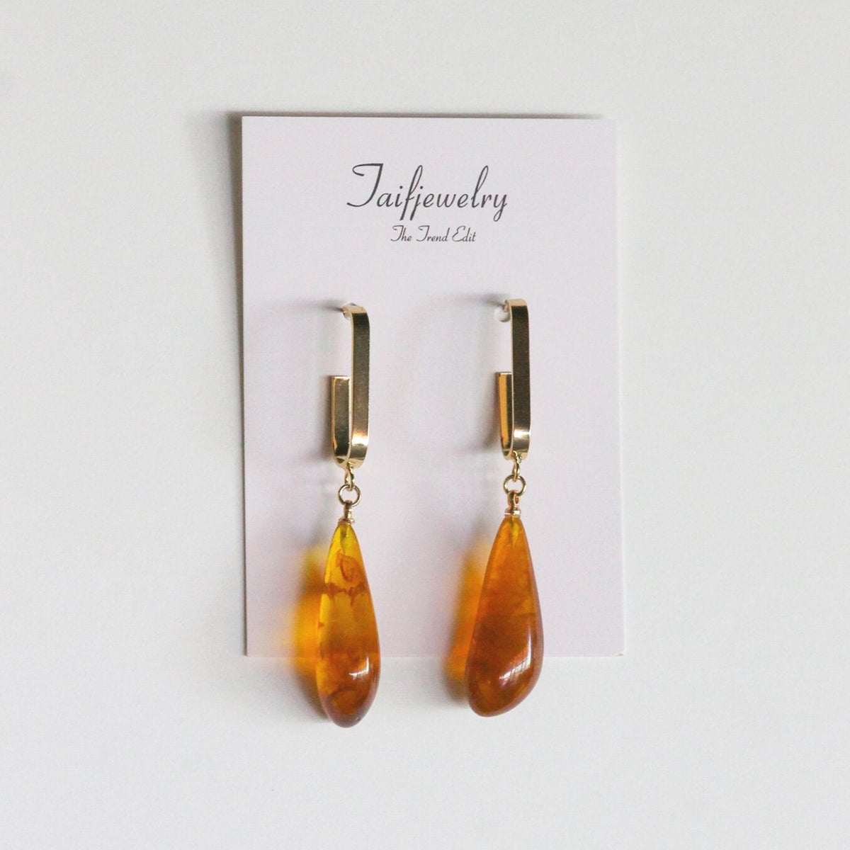 TEAR-DROP RESIN HOOP EARRINGS.