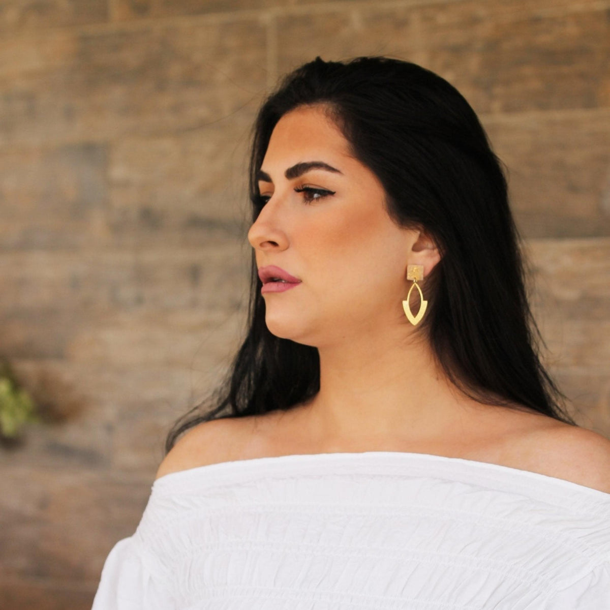 THE DIAMOND-SHAPE EARRINGS.