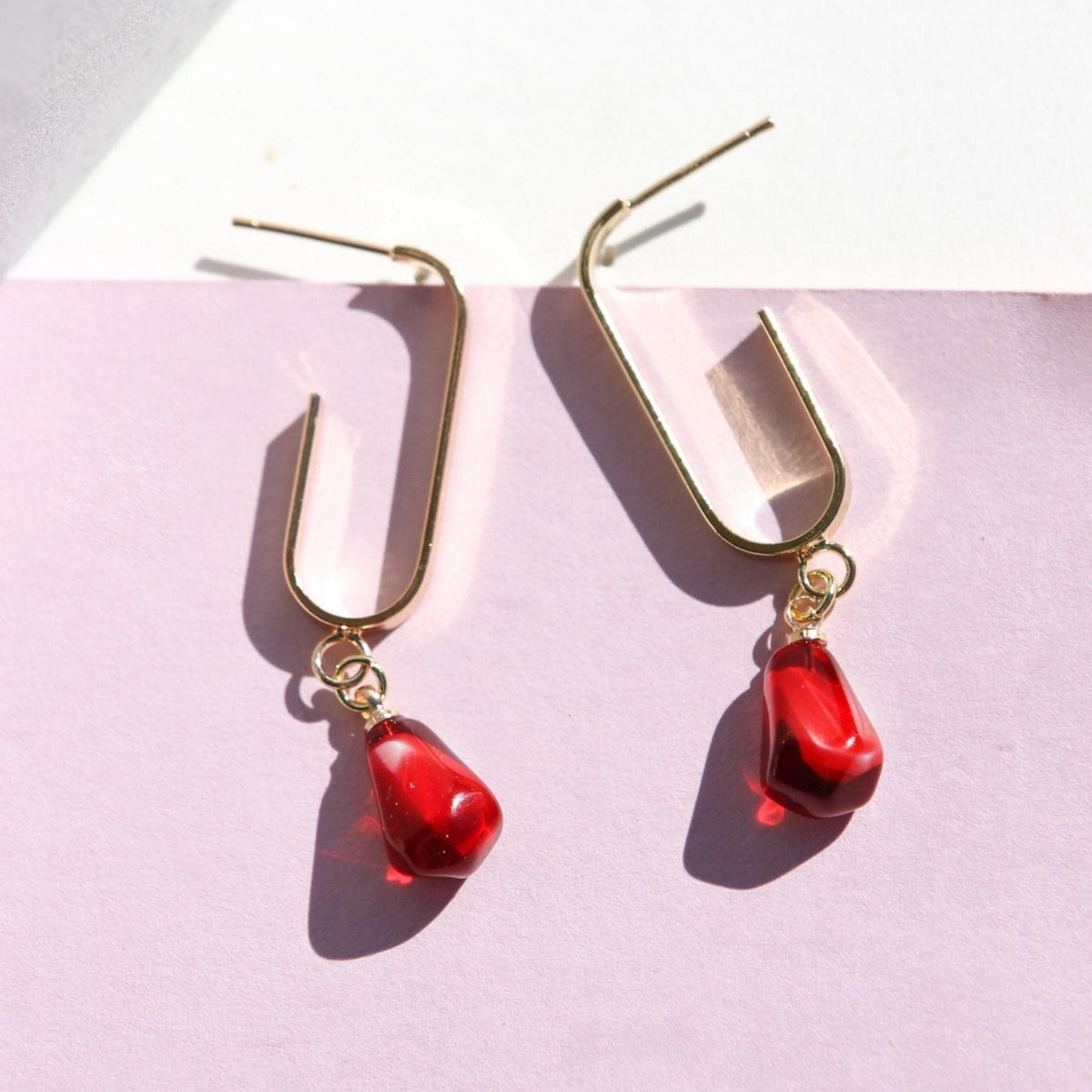 MONO-POMEGRANATE L-SHAPE HOOP EARRINGS