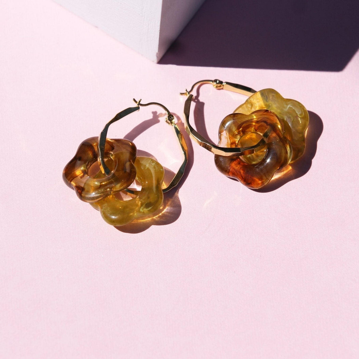 FLORAL RESIN HOOP EARRINGS