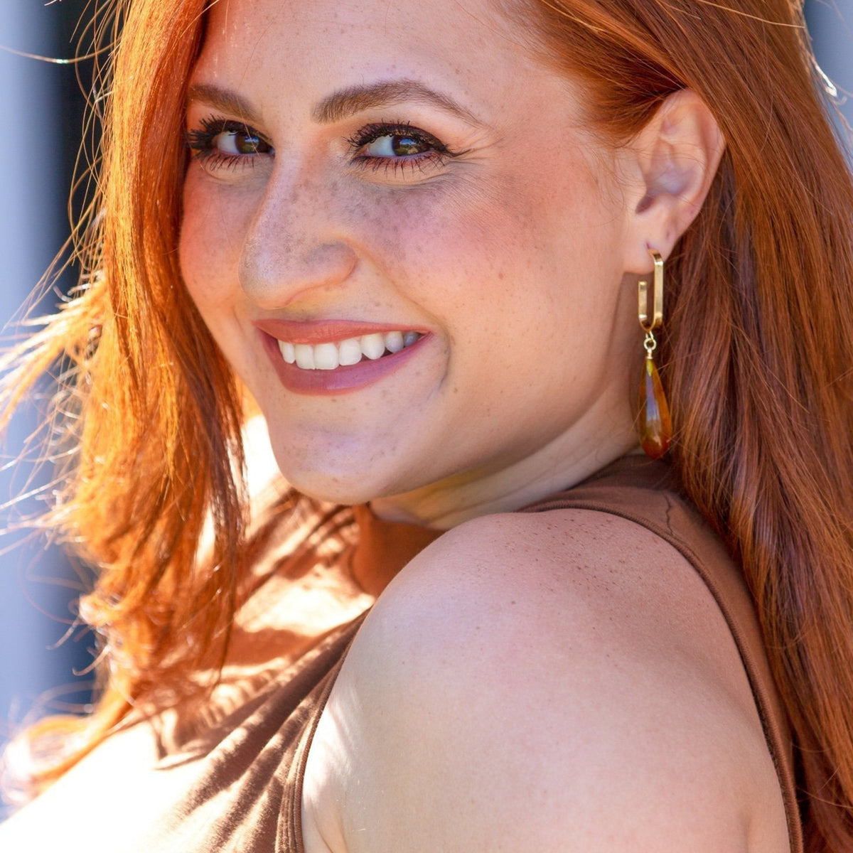 TEAR-DROP RESIN HOOP EARRINGS.