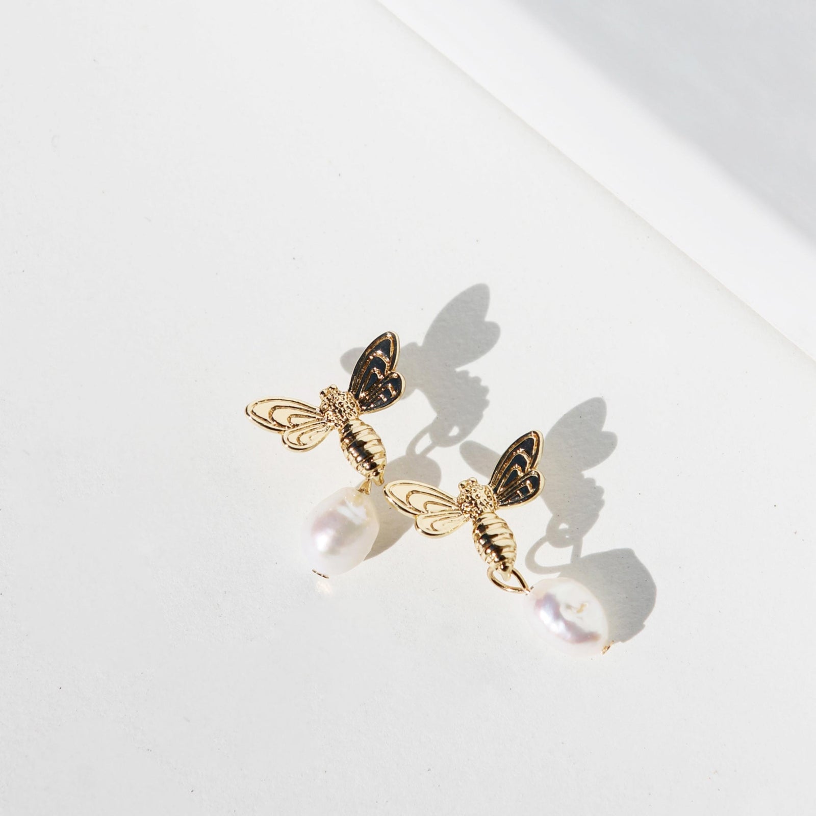 PEARL BEE STUD EARRINGS