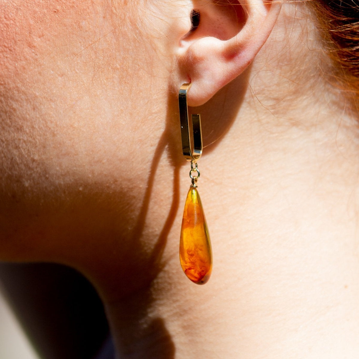 TEAR-DROP RESIN HOOP EARRINGS.