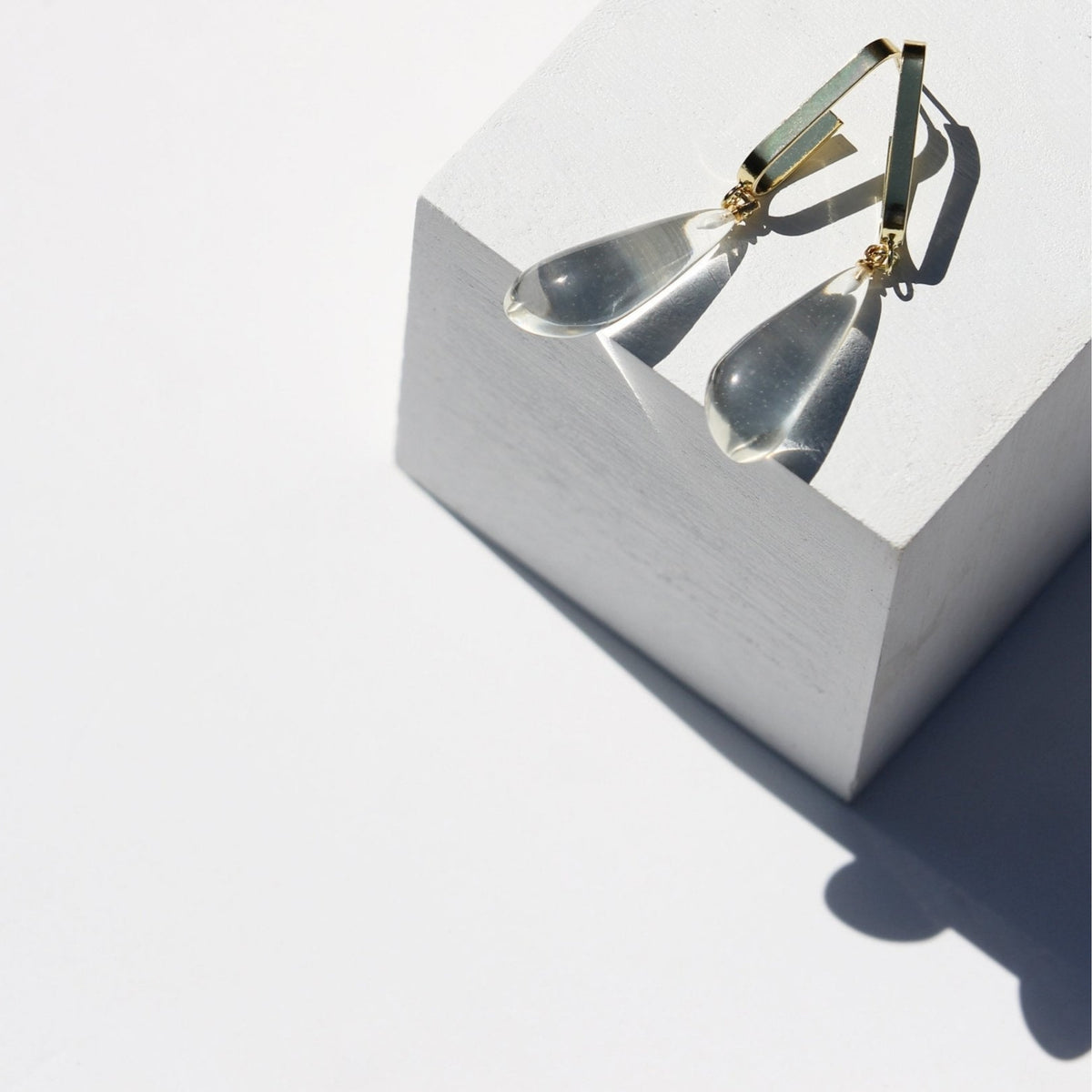 TEAR-DROP RESIN HOOP EARRINGS.