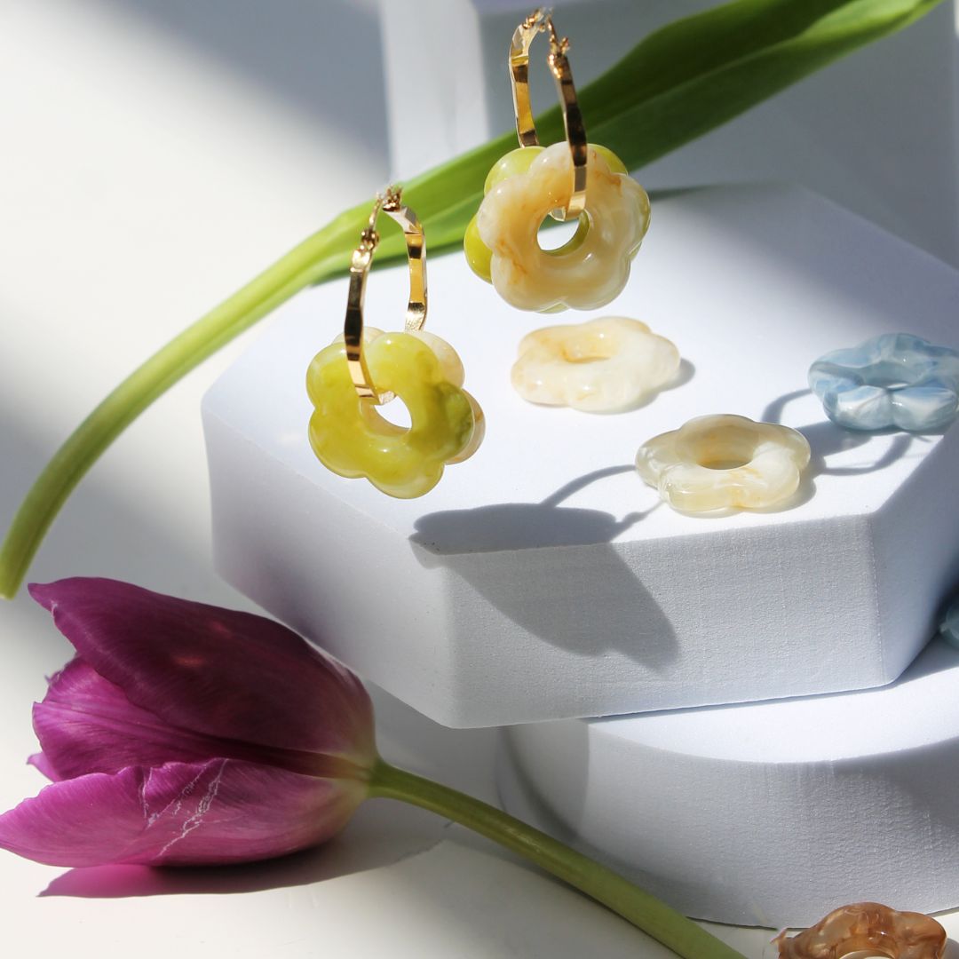 FLORAL RESIN HOOP EARRINGS