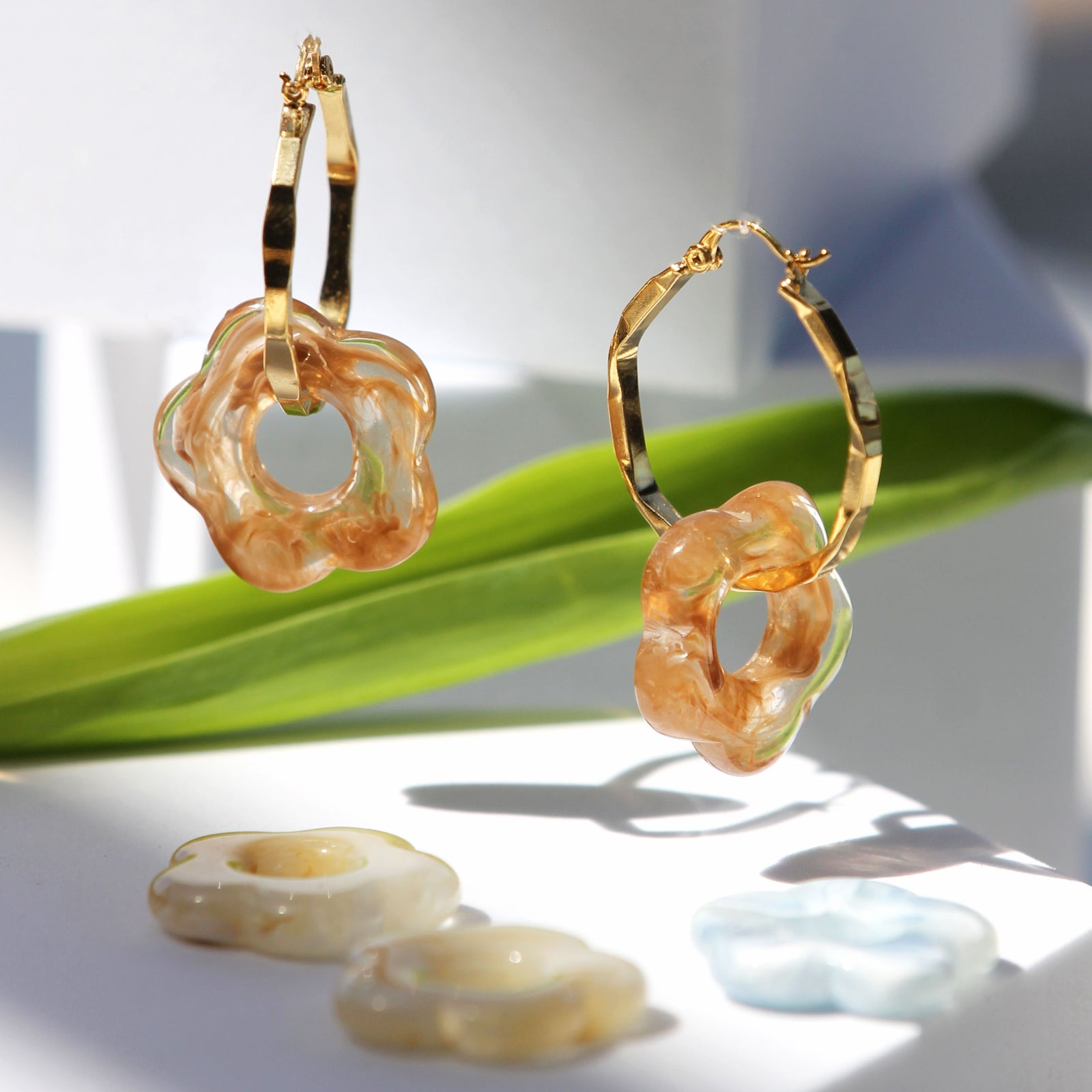 FLORAL RESIN HOOP EARRINGS
